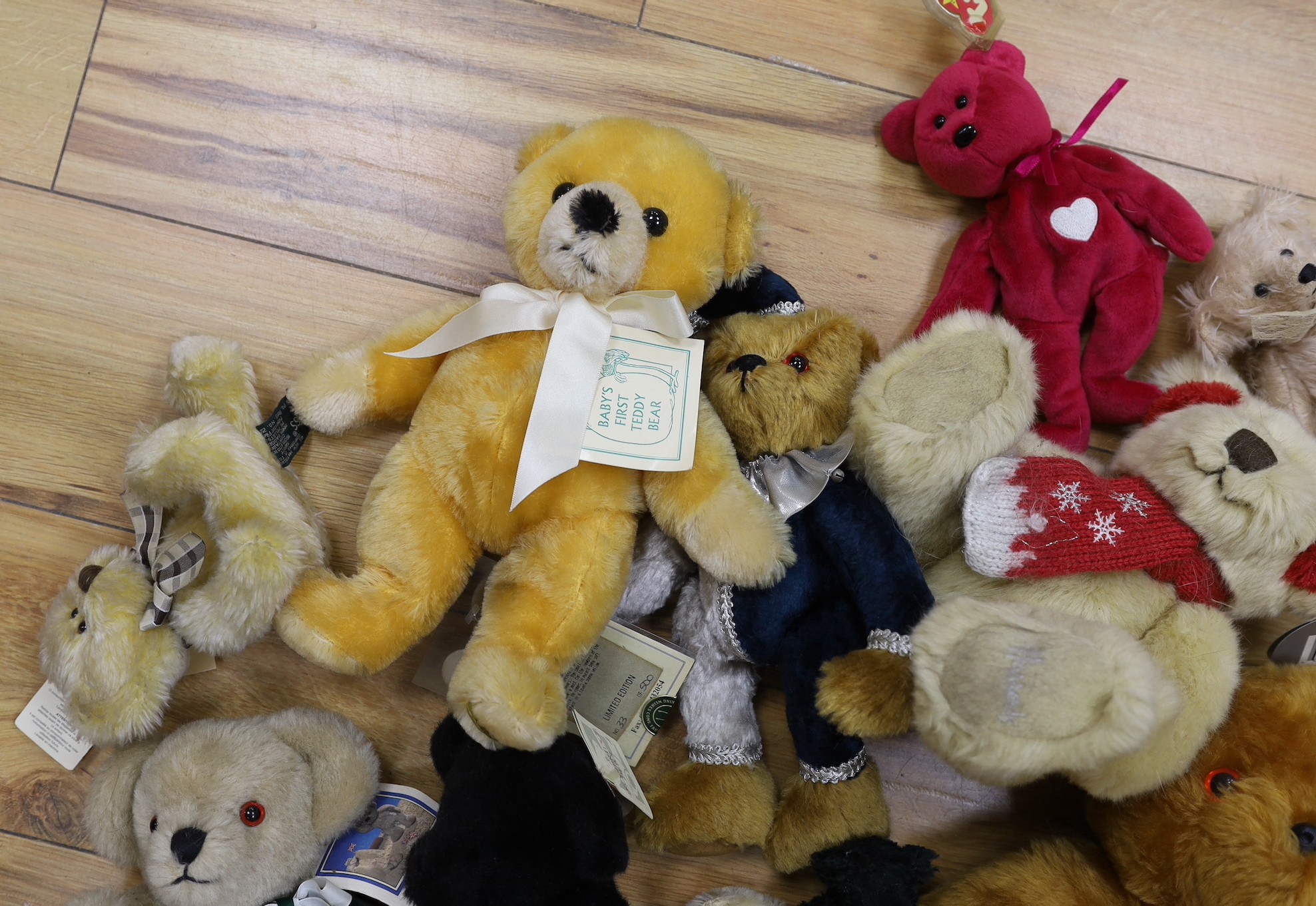 Eleven assorted modern bears